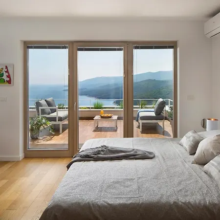 Sleeps 8 With Pool Air Con And Wifi