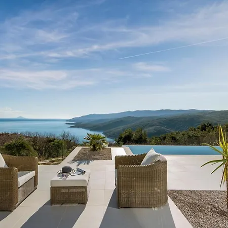 Sleeps 8 With Pool Air Con And Wifi ヴィラ *
