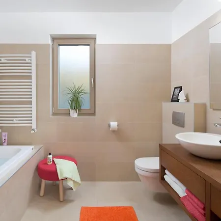 ヴィラ Sleeps 8 With Pool Air Con And Wifi ラバック